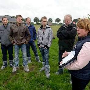 Specialist Plant Ria Wolters van For Farmers Hendrix legt tijdens de rondleiding langs de demovelden in Ospel aan de varkenshouders uit hoe belangrijk bemesting is voor korrelmaïs. Kali is een vergeten mestgrondstof. De meesten weten niet precies of zij d