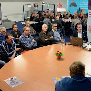 Een van de meest interessant stelling mocht Kasper Bekker van Topigs verdedigen: ‘In de fokkerij van de zeugen moet er meer aandacht zijn voor vleesvarkenseigenschappen’. „Dat klopt, maar Topigs doet dit al.  We zien bij Topigs 20 dat de jaarlijkse voorui