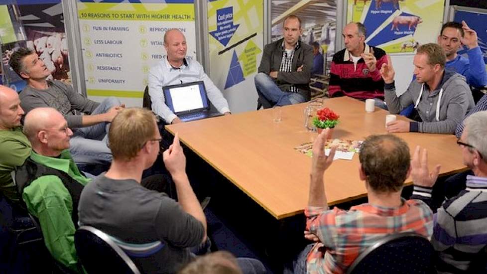 Tijdens bijeenkomst in Dalfsen was er een bedrijvencarrousel. Aan de hand van verschillende stellingen werd er door een zestal fokkerijorganisaties en -bedrijven met de bezoekers gediscussieerd over de beste beren en zeugen. Jeroen van de Camp van Hypor m