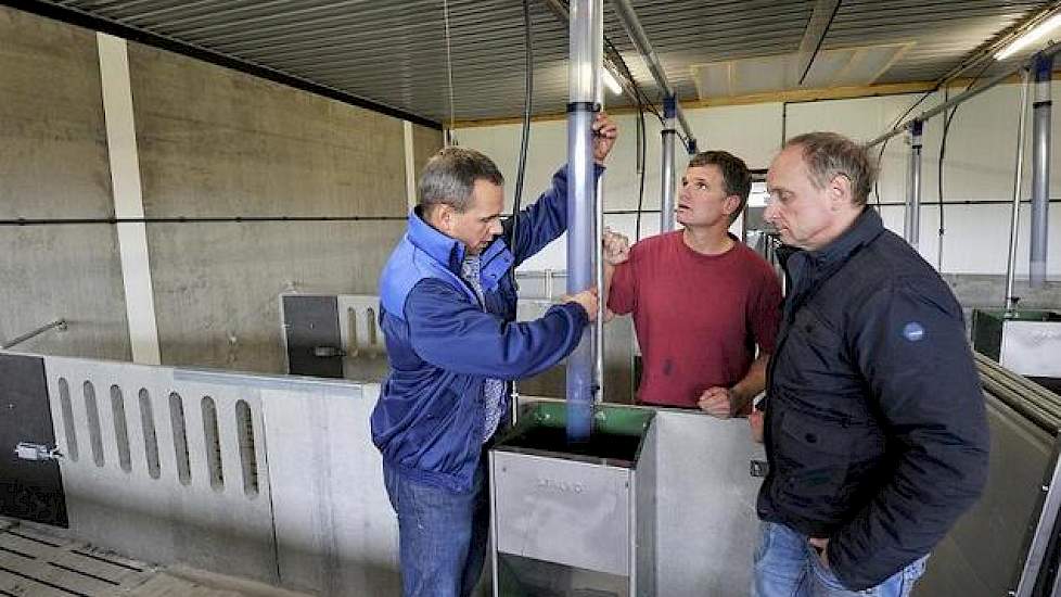 Hans Wientjes (links) van Vitelia, varkenshouder Marcel Schepers (midden) en Louis Haegens (rechts) van Tecom Horst. Iedere afdeling wordt met het Bio-mix systeem apart gevoerd. Het voordeel van dit systeem is onder meer dat er losse grondstoffen kunnen w