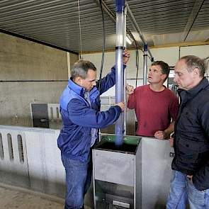 Hans Wientjes (links) van Vitelia, varkenshouder Marcel Schepers (midden) en Louis Haegens (rechts) van Tecom Horst. Iedere afdeling wordt met het Bio-mix systeem apart gevoerd. Het voordeel van dit systeem is onder meer dat er losse grondstoffen kunnen w