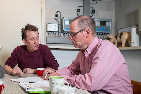 Varkenshouder Ron Koppens en specialist Jan Altena bespreken de resultaten.