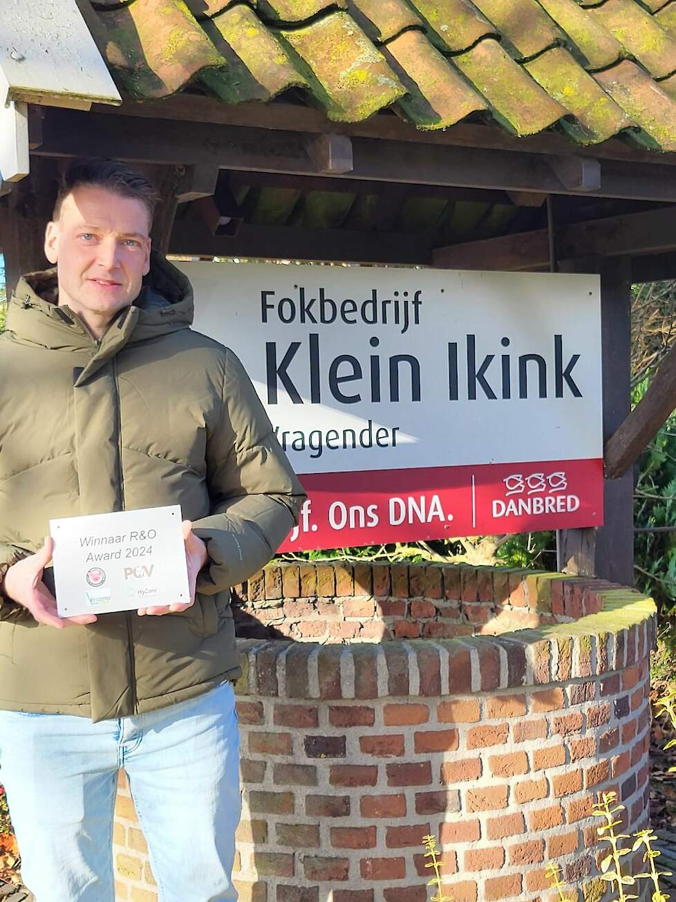 Dolf Klein Kink neemt de prijs in ontvangst op zijn thuislocatie in Vragender.