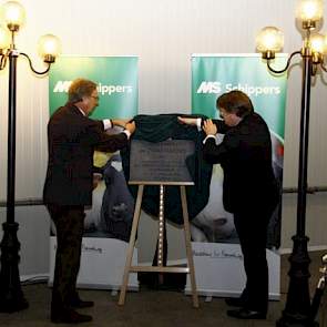 Met het onthullen van een steen openen de commissaris van de Koning, Wim van Donk (rechts) en gedeputeerde Yves de Boer (links) het proefbedrijf ‘de Zwartakkers waar het Hy-Care systeem getest gaat worden.