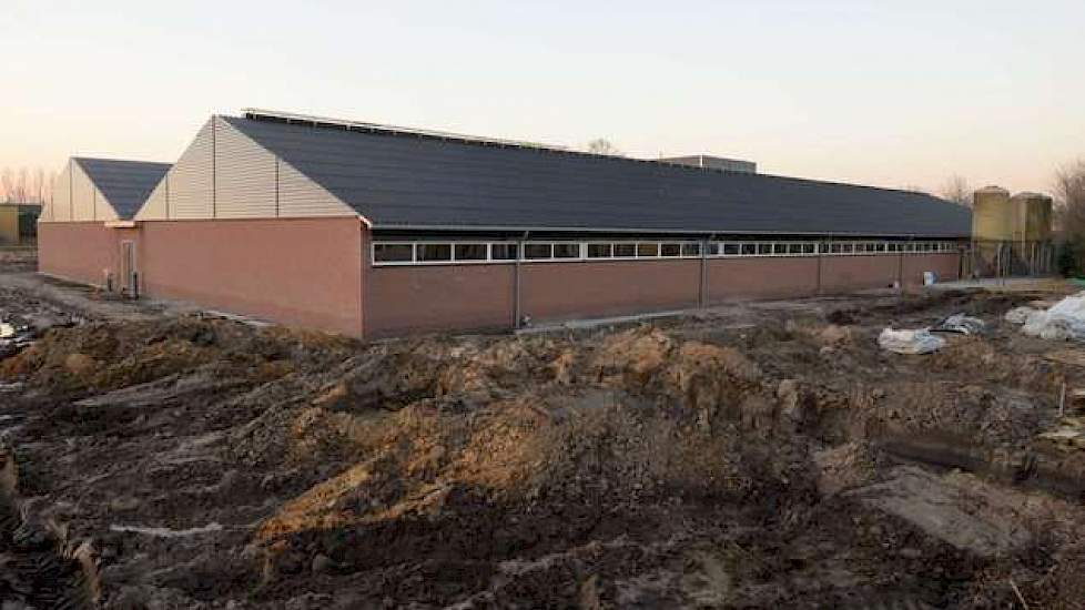 Langerwerf vindt het belangrijk dat de stal goed in de omgeving past. Daarom is onder meer gekozen voor een zwarte damwand; die sluit visueel goed aan bij het woonhuis van de familie.