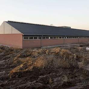 Langerwerf vindt het belangrijk dat de stal goed in de omgeving past. Daarom is onder meer gekozen voor een zwarte damwand; die sluit visueel goed aan bij het woonhuis van de familie.