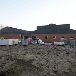 Hoewel de eerste zeugen binnenkort al hun intrek nemen in de nieuwe stal, moet er ook nog een heleboel gebeuren in en rondom het bedrijf.