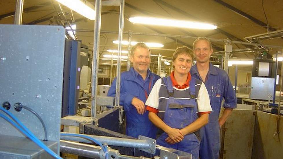 Janny (midden), hun bedrijfsleider (rechts) en stagiaire zijn verantwoordelijk voor de thuislocatie. Claus (links) houdt zich bezig met de tweede locatie en de akkerbouw. Het echtpaar heeft drie kinderen: Paul (21), Morten (19) en Hanne (16). Alleen hun z