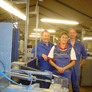 Janny (midden), hun bedrijfsleider (rechts) en stagiaire zijn verantwoordelijk voor de thuislocatie. Claus (links) houdt zich bezig met de tweede locatie en de akkerbouw. Het echtpaar heeft drie kinderen: Paul (21), Morten (19) en Hanne (16). Alleen hun z