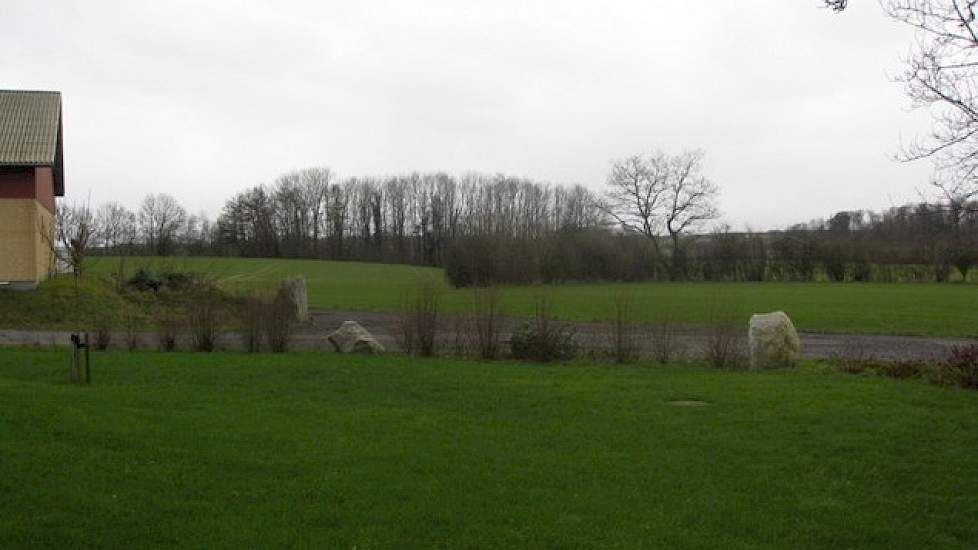 Even verderop ligt de tweede locatie van de familie Pedersen. Op deze locatie houden ze 2.500 gespeende biggen en 800 vleesvarkens. Het merendeel van de biggen voeren ze af op 35 kilo naar een vaste mester in Denemarken.