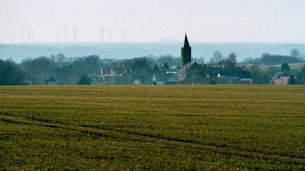 Wouter, Caroliene en dochtertje Jildau Sophie hebben hun draai wel gevonden in Gimritz. „Ik wil hier niet meer weg”, aldus Uwland. Nu er weer een varkenshouderij in het dorp is, kon ook de traditie van het slachtfeest weer in ere worden hersteld.