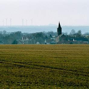 Wouter, Caroliene en dochtertje Jildau Sophie hebben hun draai wel gevonden in Gimritz. „Ik wil hier niet meer weg”, aldus Uwland. Nu er weer een varkenshouderij in het dorp is, kon ook de traditie van het slachtfeest weer in ere worden hersteld.