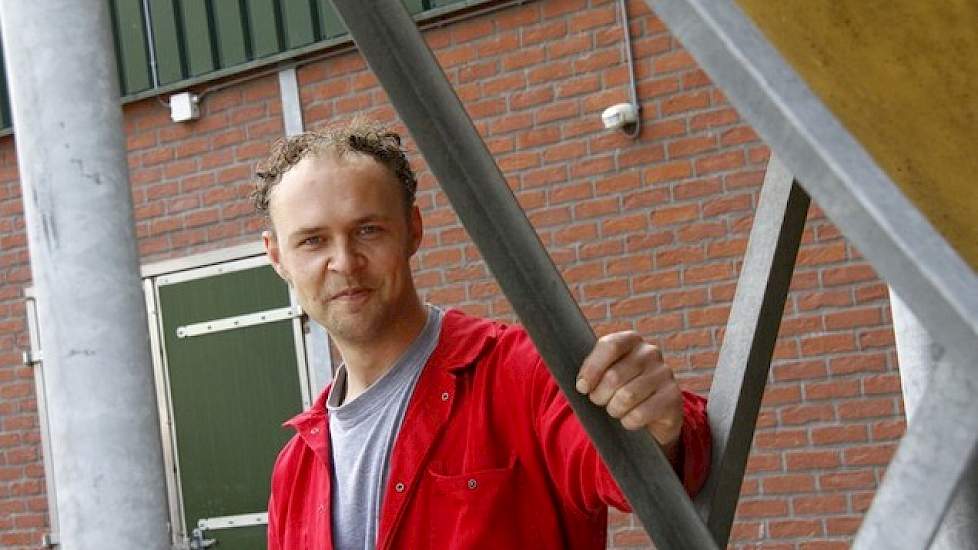 Op het bedrijf van Joop Veltkamp in Raalte met 900 zeugen is berekend dat ze door bedrijfs-KI jaarlijks 1.500 biggen meer produceren en dat er ruim 7.000 euro wordt bespaard op KI-kosten. Na aftrek van de beerkosten blijft er ruim 40.000 euro aan extra in