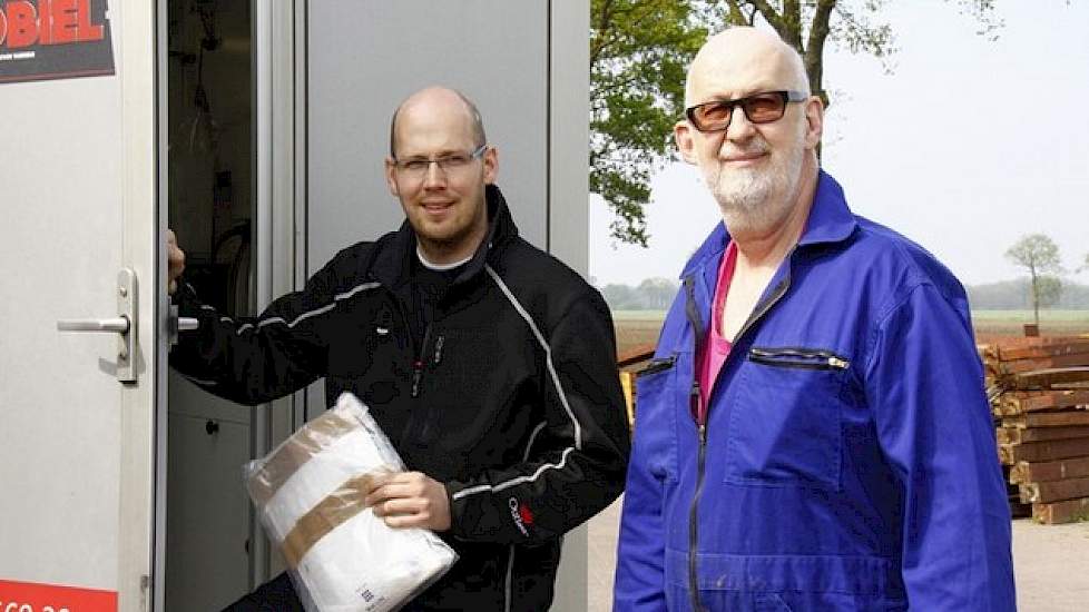 Het bedrijf dat Wim (rechts) en zoon Jelte Reesink (links) hebben opgezet, is uniek in de wereld. Nergens is er een mobiel KI-Station dat bij de zeugenhouder diens beren aftapt en in een mobiel laboratorium het sperma onderzoekt, behandelt en verwerkt. De