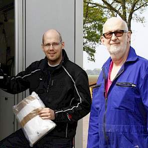 Het bedrijf dat Wim (rechts) en zoon Jelte Reesink (links) hebben opgezet, is uniek in de wereld. Nergens is er een mobiel KI-Station dat bij de zeugenhouder diens beren aftapt en in een mobiel laboratorium het sperma onderzoekt, behandelt en verwerkt. De