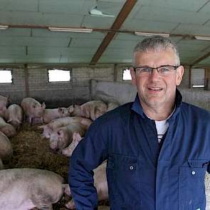 Peter van Leeuwen uit Buren (Gld.) is biologisch varkenshouder. Hij noemt de arbeidsvreugde een belangrijk pluspunt van de biologische houderij. „Ik weet niet hoe het is om gangbaar te werken, maar hier werk ik in relatief open stallen met veel licht, fri