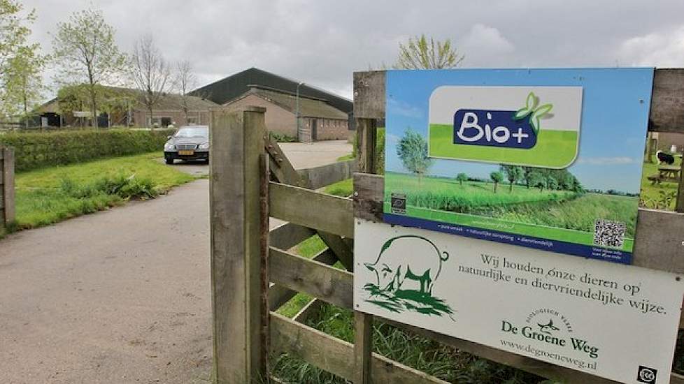 Van Leeuwen zet zijn vleesvarkens af aan Vion-dochter de Groene Weg. „De vierkantsverwaarding lukt redelijk binnen De Groene Weg”, ervaart hij. „Veel supermarkten verkopen Bio+ varkensvlees. Dat komt van de Groene Weg, net als het biologische 'Puur & Eerl