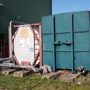 De fermentatietank voor de opslag. Verhaegh ent altijd door met dezelfde melkzuurbacteriën. Volgens hem levert dit geen probleem op, omdat hij met gemak de tank op 35 graden Celsius kan houden. Dit is volgens hem essentieel voor een goede werking.