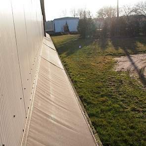 Aan de kopgevels van de stal is de luchtinlaat. Onder de stalvloeren wordt de lucht geconditioneerd. Door de constructie van nieuwe vloeren bovenop de bestaande mestputten, is er overal voldoende luchtinhoud aanwezig.