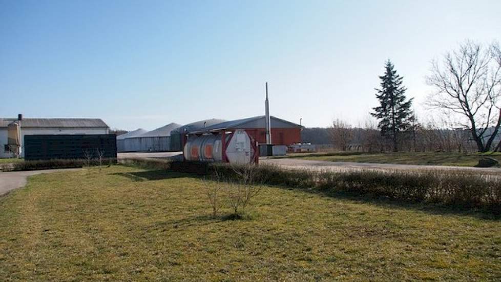 Naast varkens heeft de Limburger een biogasinstallatie met een capaciteit van 500 kW op het erf staan. De vrijgekomen restwarmte gebruikt Verhaegh in de stallen en voor het fermentatieproces. Afgelopen zomer heeft Verhaegh de biogasinstallatie op zijn erf