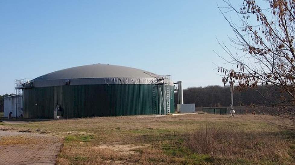 De biogasinstallatie levert op jaarbasis 4 miljoen kW stroom. Via een rioolsysteem wordt dagelijks 45 kuub verse mest uit de stallen aangevoerd. Per dag wordt er nog 22 ton snijmaïs aan het vergistingsproces toegevoegd.