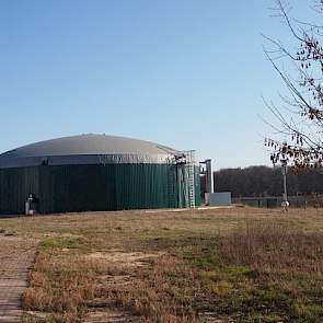 De biogasinstallatie levert op jaarbasis 4 miljoen kW stroom. Via een rioolsysteem wordt dagelijks 45 kuub verse mest uit de stallen aangevoerd. Per dag wordt er nog 22 ton snijmaïs aan het vergistingsproces toegevoegd.