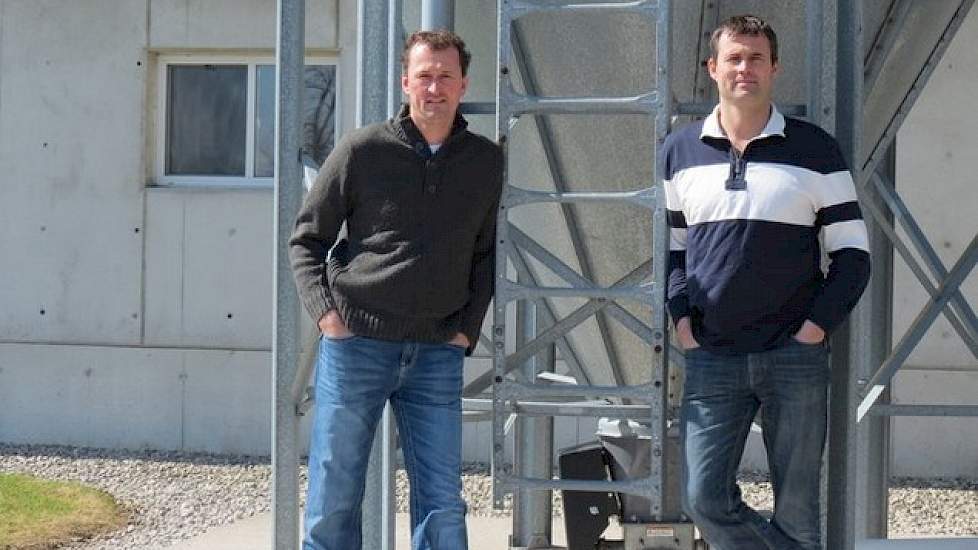 Lars (links) en Jorn (rechts) Steunebrink hebben met hun moeder Gerda een varkensbedrijf in Ontaria met gespeende biggen en vleesvarkens. De jongste dochter Marlie (32) is ook betrokken bij het varkensbedrijf en houdt zich voornamelijk bezig met de admini