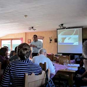 De bedrijfspresentatie van Mariëlle en Mark van Dijk volgt een presentatie over perspectieven in de varkensmarkt  door Arno van Laar, directeur Europa van Topigs en een presentatie over fokkerij in de toekomst door technisch directeur van Topigs, Hans Oli