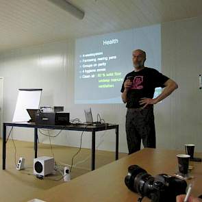 Na de lunch vertrekt het gezelschap naar het bedrijf van Gerbert en Antonet Oosterlaken in Beers. Daar geeft Gerbert een presentatie over zijn bedrijf en licht toe waarom hij voor bepaalde zaken in zijn nieuwe stal gekozen heeft. Voor hem staat gezondheid