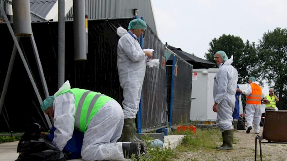 Zelfs de douchewagens zijn in stelling gebracht om onder andere te zien hoeveel tijd er mee gemoeid is voor het hele team gedoucht is.