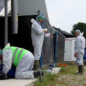 Zelfs de douchewagens zijn in stelling gebracht om onder andere te zien hoeveel tijd er mee gemoeid is voor het hele team gedoucht is.