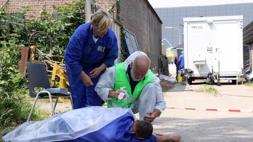 Terwijl de ambulance wordt gebeld, wordt intussen zogenaamd doorgegaan met de ruiming, en komen elders op het erf nieuwsgierige buren het de NVWA’ers moeilijk maken.