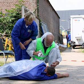 Terwijl de ambulance wordt gebeld, wordt intussen zogenaamd doorgegaan met de ruiming, en komen elders op het erf nieuwsgierige buren het de NVWA’ers moeilijk maken.