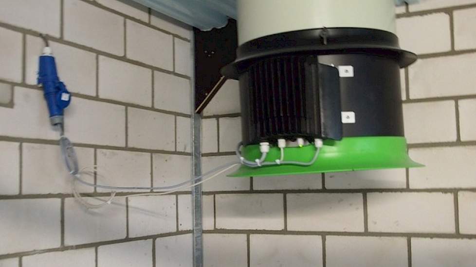 Per afdeling hangt een ventilator. Door de verschillende kleine afzuigpunten ga je piekbelasting in geuroverlast tegen, is de overtuiging van Verhoeven. Dit is volgens hem wel het geval bij centrale afzuiging met een luchtwasser.