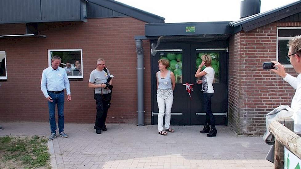 De vrouw (Diny) en dochter (Suzanne) van Hans Verhoeven (links) opende vorige week donderdag onder toeziend oog van genodigden hun nieuwe vleesvarkensstal. Voorafgaand was er een symposium georganiseerd door de Keten Duurzaam Varkensvlees bij de familie V