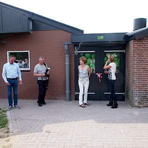 De vrouw (Diny) en dochter (Suzanne) van Hans Verhoeven (links) opende vorige week donderdag onder toeziend oog van genodigden hun nieuwe vleesvarkensstal. Voorafgaand was er een symposium georganiseerd door de Keten Duurzaam Varkensvlees bij de familie V