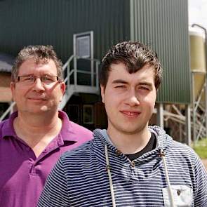 Gerard (48) en zoon Bart (20) Holleman. Bart is beoogd bedrijfopvolger en werkt in de vakanties en weekeinden mee, net als zijn broer Tim (22). In de rustige weken in het vijfwekensysteem (week 3, week 4 en de eerste helft van week 5) kan Gerard het voere