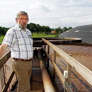 De eerste houten silo staat in direct contact met de tweede houten silo van 600 kuub. Per uur wordt er 48 kuub overgepompt tussen beide silo’s. In de tweede silo wordt de nitriet afgebroken tot stikstofgas (denitrificatie). Het stikstofgas verdwijnt in de