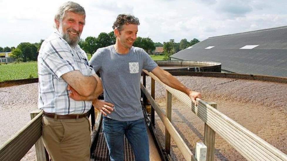 Kalverhouder Bennie Ottink (l.) en technicus Jos van den Langenberg (r.) van Kamplan testen de biologische mestverwerkingsinstallatie die op het erf staat van de kalverhouder uit Groenlo. Sinds twee jaar draait de installatie op volle toeren. Naast de mes