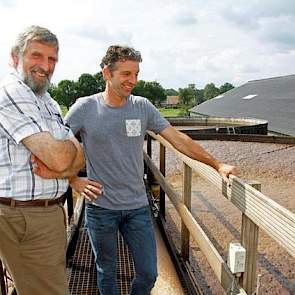 Kalverhouder Bennie Ottink (l.) en technicus Jos van den Langenberg (r.) van Kamplan testen de biologische mestverwerkingsinstallatie die op het erf staat van de kalverhouder uit Groenlo. Sinds twee jaar draait de installatie op volle toeren. Naast de mes