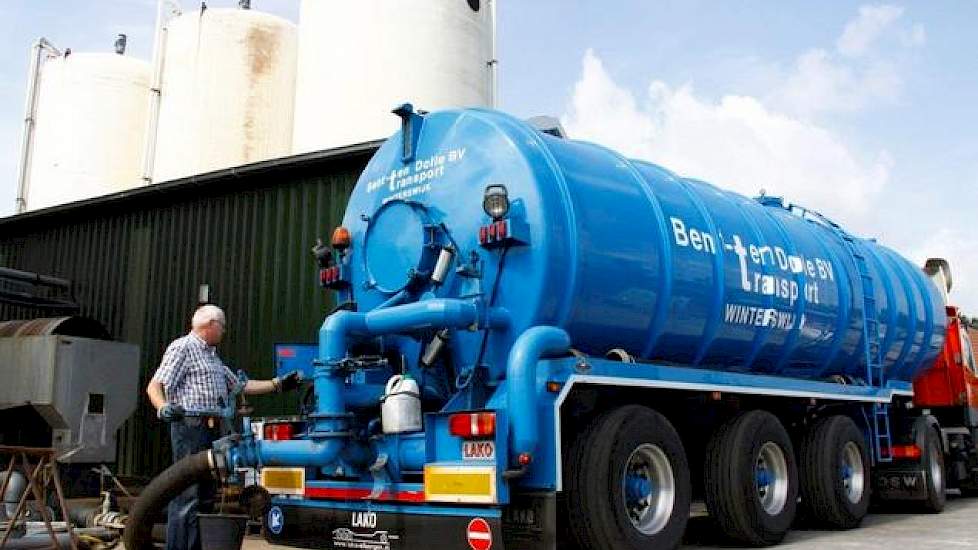 De aangevoerde drijfmest wordt opgeslagen in de polyester silo’s. Per dag gaat het om ongeveer 100 kuub drijfmest die wordt aangevoerd. De aangesloten bedrijven betalen op basis van het fosfaatgehalte in de drijfmest. „Het drogestofpercentage meten is te