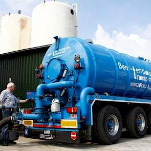 De aangevoerde drijfmest wordt opgeslagen in de polyester silo’s. Per dag gaat het om ongeveer 100 kuub drijfmest die wordt aangevoerd. De aangesloten bedrijven betalen op basis van het fosfaatgehalte in de drijfmest. „Het drogestofpercentage meten is te