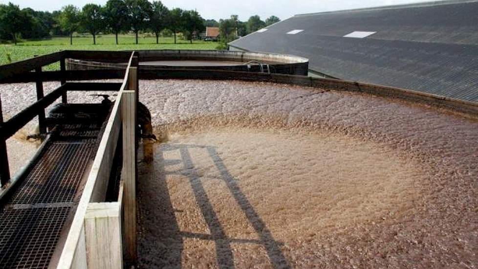 Hoewel de twee mestsilo’s niet zijn overdekt, is er geen geurtje mest te bespeuren. De eerste grote mestsilo heeft een opslagcapaciteit van 1.100 kuub en is uitgerust met 300 beluchtingsschotels op de bodem. Een elektrische motor in de technische ruimte m