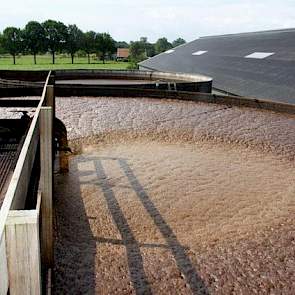 Hoewel de twee mestsilo’s niet zijn overdekt, is er geen geurtje mest te bespeuren. De eerste grote mestsilo heeft een opslagcapaciteit van 1.100 kuub en is uitgerust met 300 beluchtingsschotels op de bodem. Een elektrische motor in de technische ruimte m