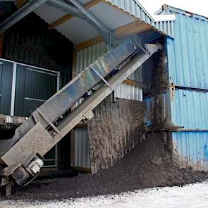 De dikke fractie is stapelbaar met een drogestofpercentage van 25 procent. Deze fractie bewerkt Ottink verder niet meer. Deze fractie bestaat per ton uit ongeveer 20 kilo fosfaat, 10 kilo stikstof en 10 kilo kalium. De dunne fractie heeft een drogestofper