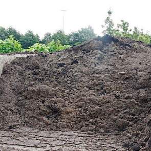 De dikke fractie slaat Ottink in de nabijgelegen sleufsilo op. Per week voert de kalverhouder ongeveer 100 ton dikke fractie af. Hiervoor heeft hij een samenwerkingsverband met Salomons. De pluimveehouder en mesthandelaar uit Overijssel zorgt dat de bewer