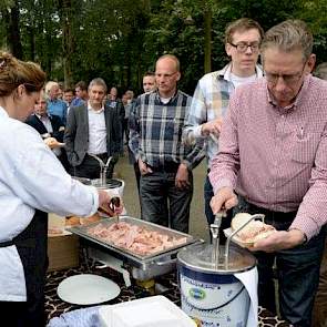 De bezoekers werden ontvangen met een authentiek broodje beenham.