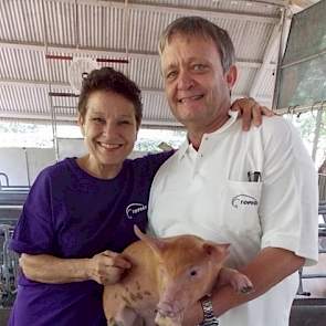 Peter Geesink (60) en Simone de Boer (62) hebben een Topigs-kernfokbedrijf met 200 zeugen bij het dorpje Las Juntas de Abangares in het noordwesten van Costa Rica. Ze produceren moederdieren voor de Topigs-40 zeug. Daarnaast leveren ze sperma en dekberen