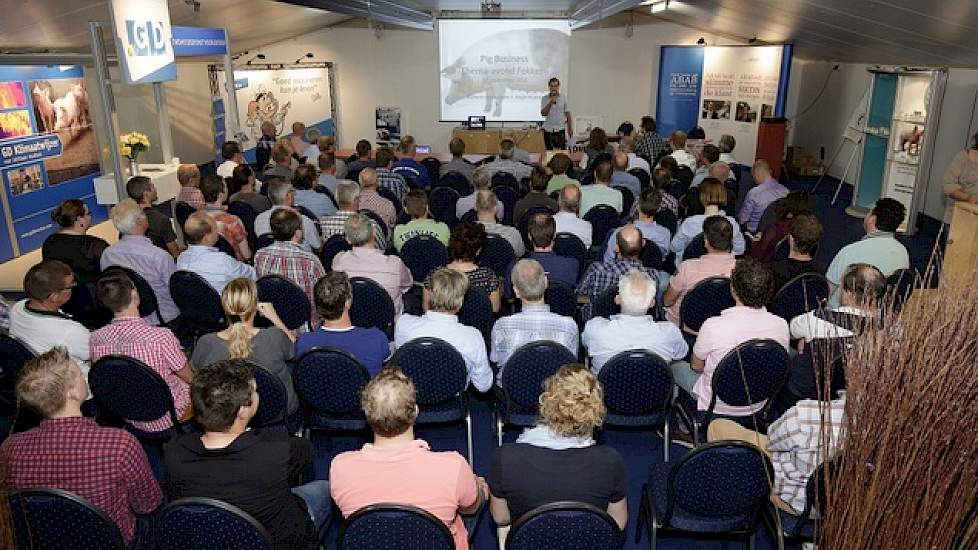 Traditiegetrouw werd de aftrap om 19.00 uur verzorgd door de avondvoorzitter en redacteur van Pig Business Ruben van Boekel. De avond begon met de demonstratie van Alfred de Vries en Sander de Roos van rundveefokkerijorganisatie CRV. Zij maakte de vergeli