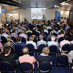 Traditiegetrouw werd de aftrap om 19.00 uur verzorgd door de avondvoorzitter en redacteur van Pig Business Ruben van Boekel. De avond begon met de demonstratie van Alfred de Vries en Sander de Roos van rundveefokkerijorganisatie CRV. Zij maakte de vergeli